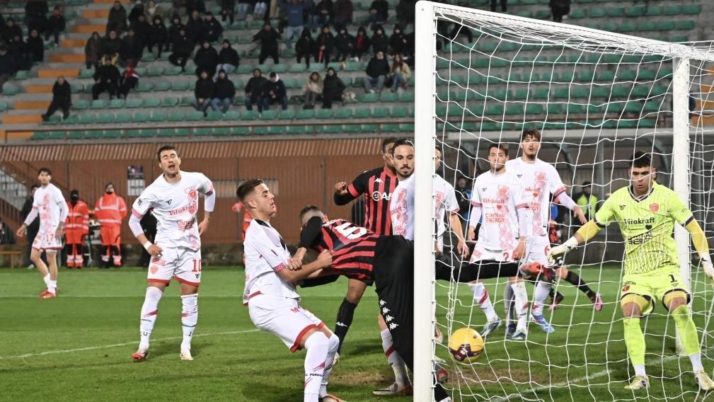 https://sport.quotidiano.net/image-service/view/acePublic/alias/contentid/NTkwYTVmZTEtYzczZi00/0/il-grifo-graffia-la-pantera-lo-sbrana-magnaghi-la-ribalta-con-due-gol.jpeg?f=16:9&w=1200&h=630