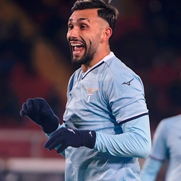 Il montenegrino decide all’87’, i giallorossi avevano agguantato il pari con Morente dopo il gol di Castellanos e il rosso a Guilbert. Marusic entra e rialza la Lazio, illusione Lecce