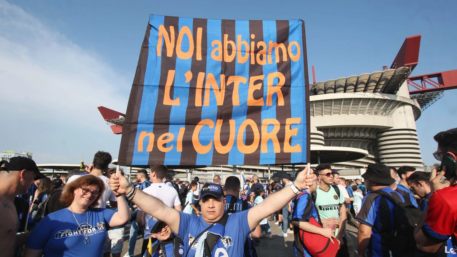 Tifosi dell'Inter fuori da San Siro