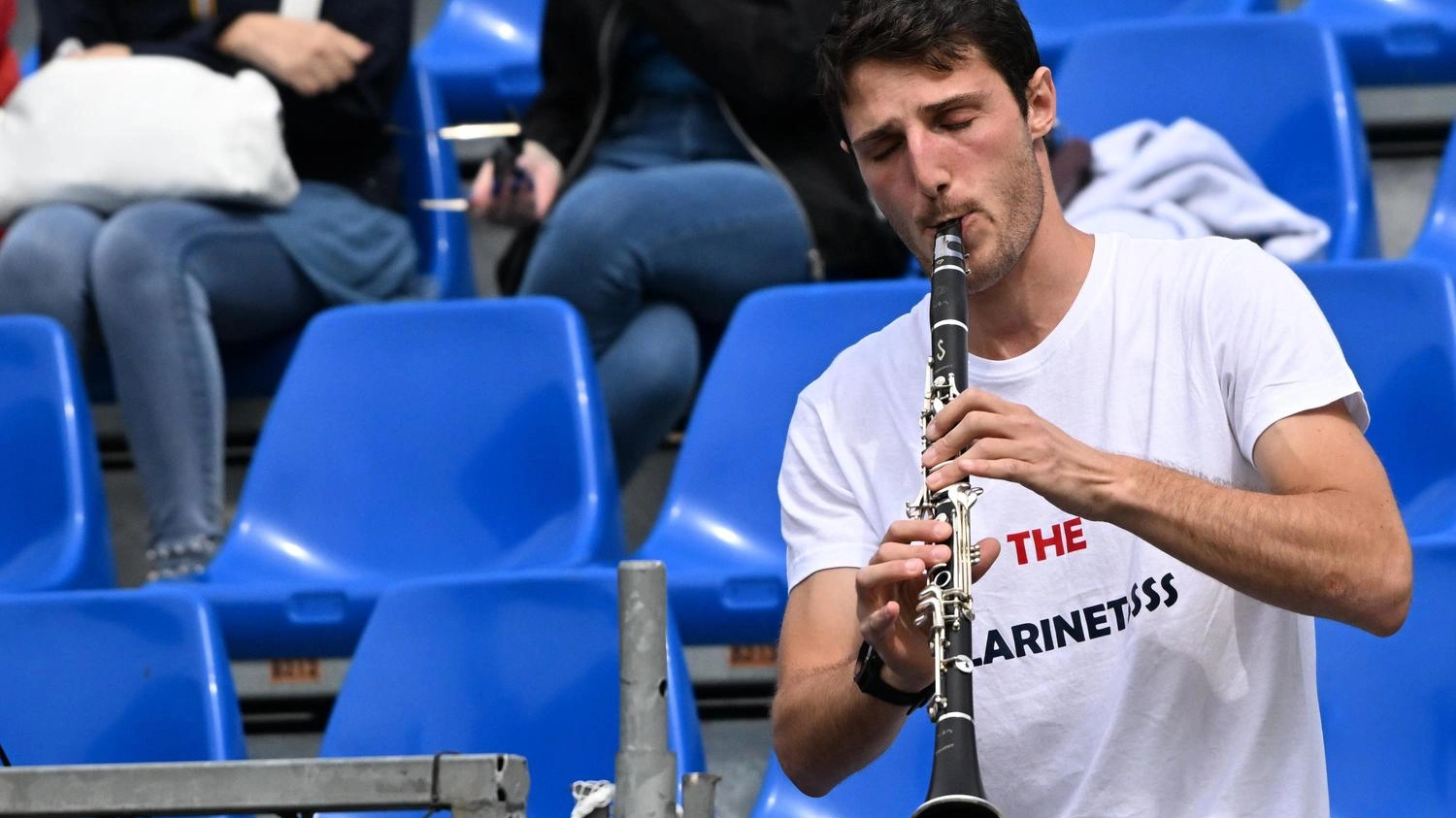 Musica da Champions. Il tifoso incanta il ritiro: "Il mio clarinetto  suona per il Bologna"