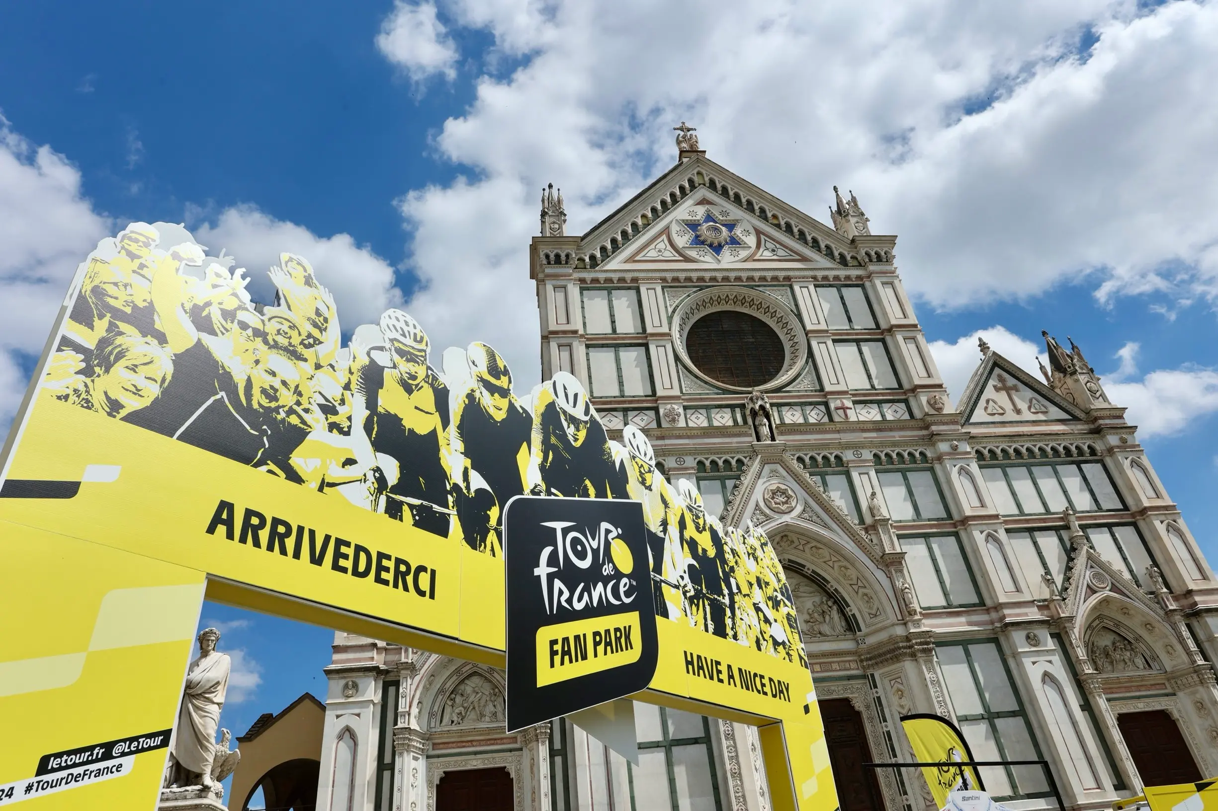 Tour de France, partenza da Firenze: che show la presentazione delle squadre