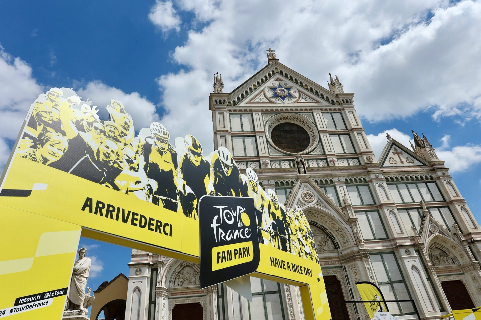 Il Tour de France parte da Firenze: un grande momento sportivo per la Toscana e l'Italia. In questa immagine, il villaggio dei tifosi in piazza Santa Croce