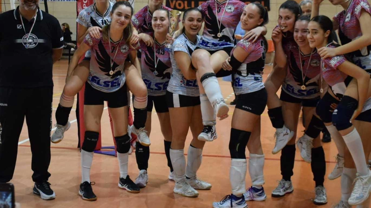 L’esultanza di giocatrici e allenatore della Elsel Under 16, in trionfo al torneo “Befana sotto la rete” organizzato dalla Serteco Volley