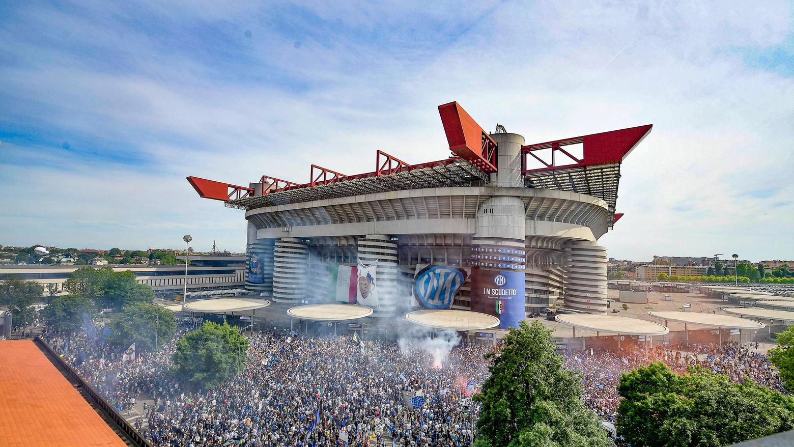 La decisione del comitato esecutivo dell'Uefa motivata dalla mancanza di garanzie sulla disponibilità del ‘Meazza’, al centro di una lunga trattativa fra Comune e Milan e Inter