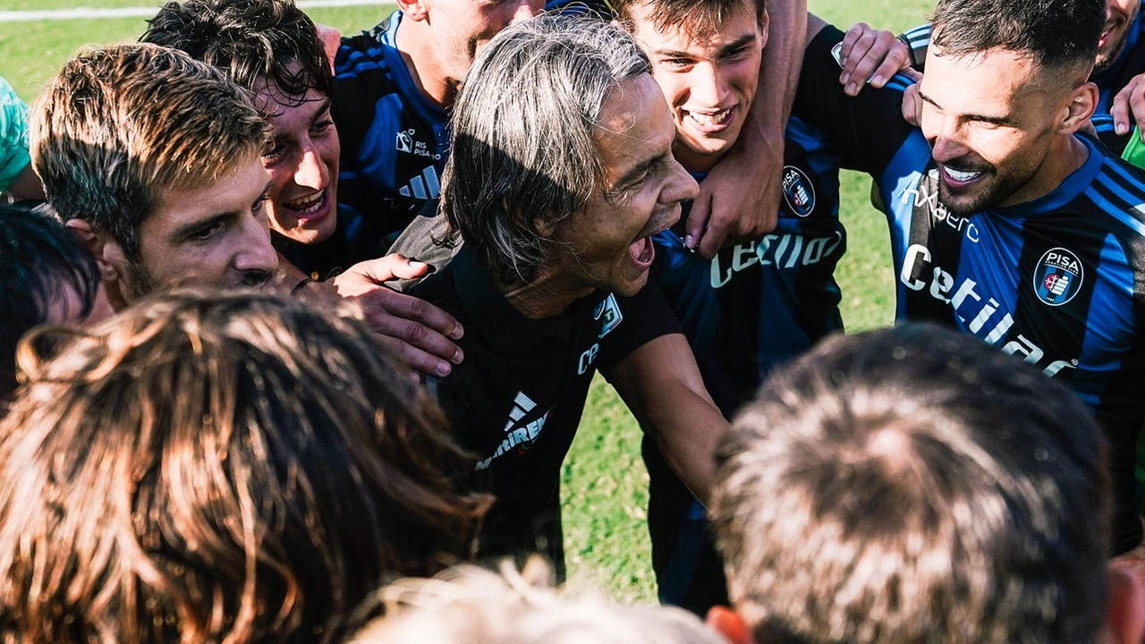 Il gruppo squadra del Pisa (foto Pisa SC)