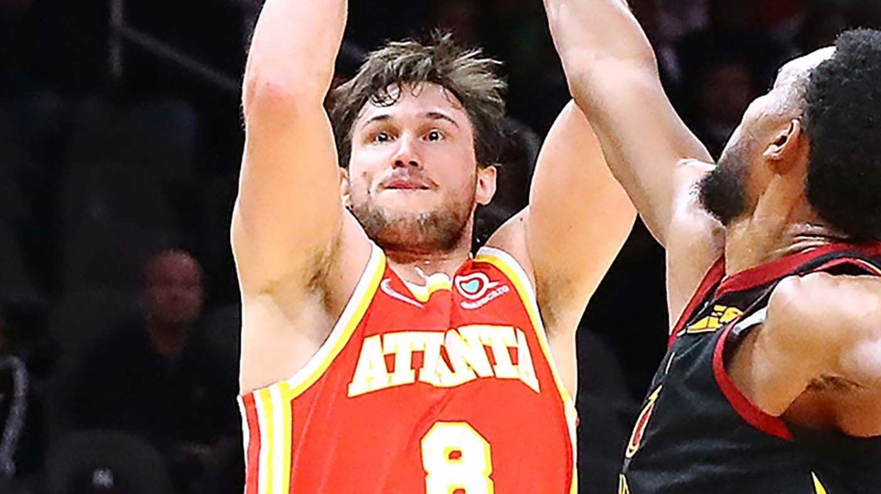 Il cestista Danilo Gallinari ambisce a disputare la sua 17esima stagione in NBA, un traguardo per pochi. Nonostante le sfide, è determinato a continuare a giocare ad alti livelli.