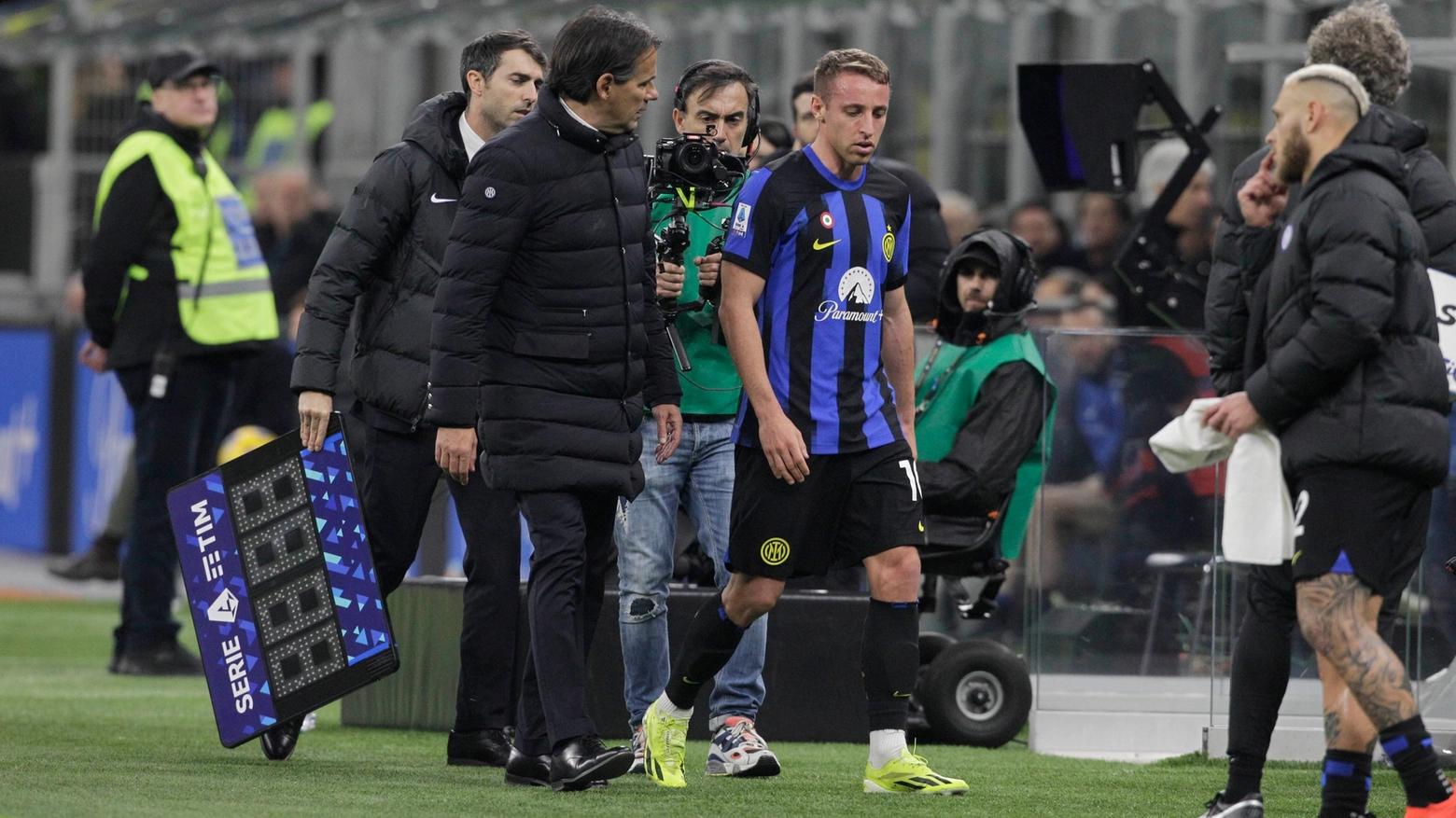 Davide Frattesi mentre esce dal campo dopo l'infortunio, affiancato dal mister Simone Inzaghi