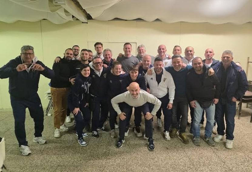 https://sport.quotidiano.net/image-service/view/acePublic/alias/contentid/NWQzNWIyMGQtZmYxMC00/0/gastaldello-con-i-tesserati-del-tavola.jpeg