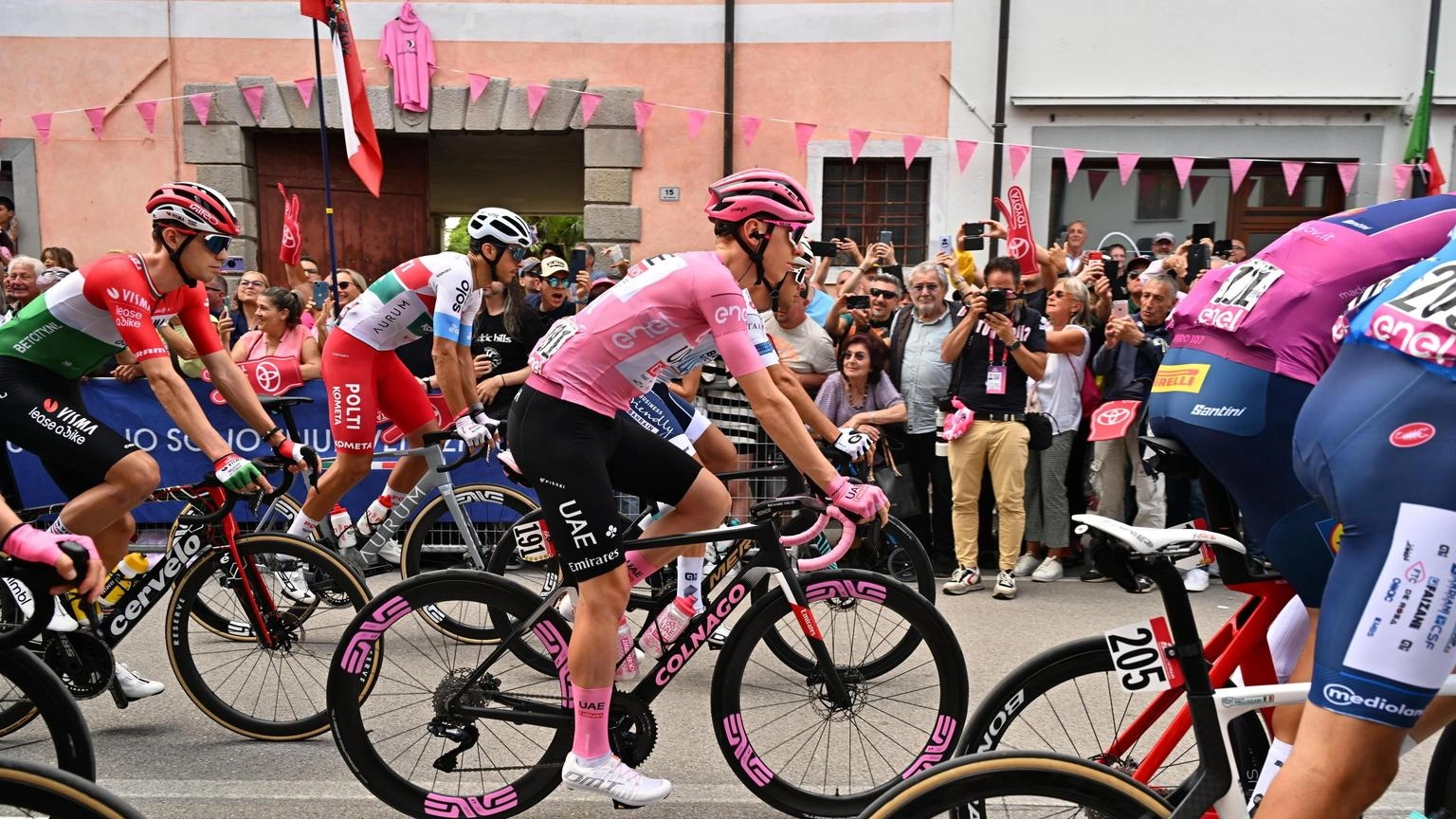 Giro: gruppo maglia rosa arriva con 16' di ritardo da Vendrame