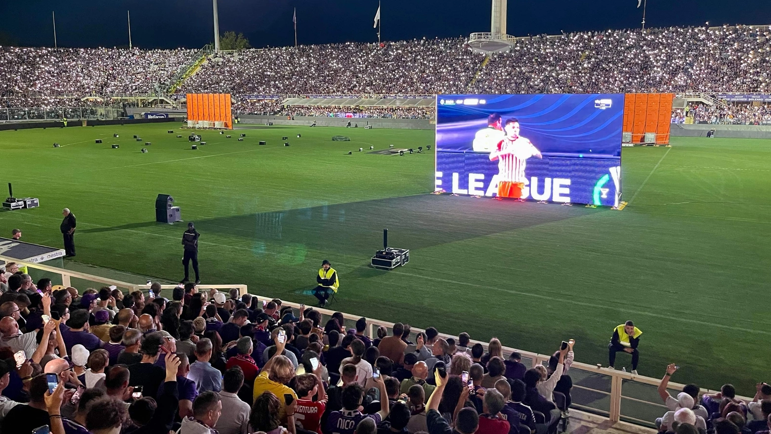 I tifosi della Fiorentina allo stadio durante la finale di Atene (foto New Press Photo)