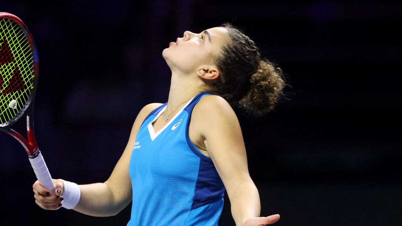 La cinese in grandissima forma batte Jasmine 6-1, 6-1 e si qualifica per le semifinali. La toscana resta in lizza nel doppio insieme a Sara Errani