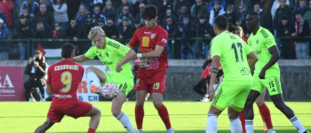 Carrarese-Pisa 1-0: i nerazzurri perdono la vetta della classifica