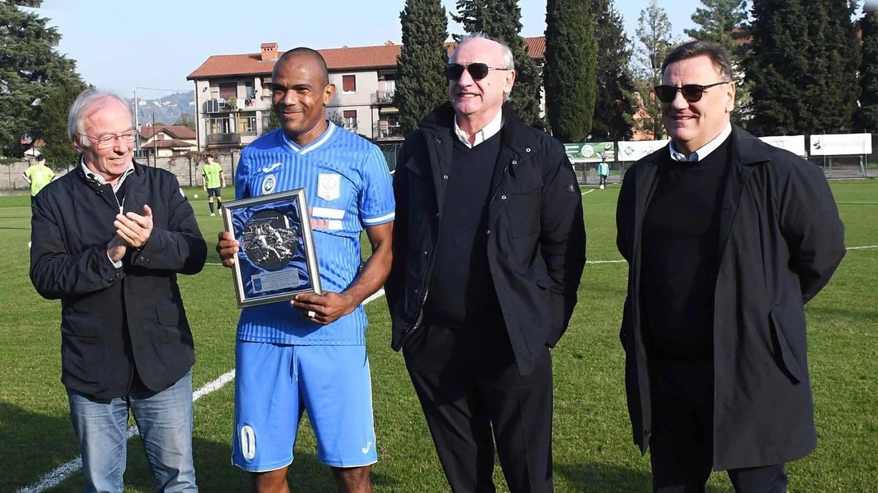 Adriano Ferreira Pinto mentre riceve il premio per le 700 presenze in carriera