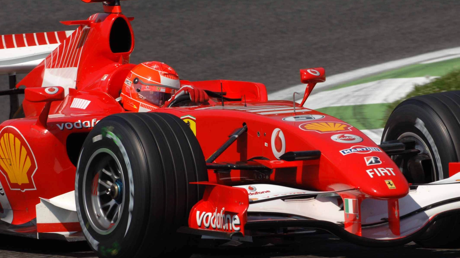 Michael Schumacher al volante della Ferrari 248 F1 nel Gp di Imola del 2006