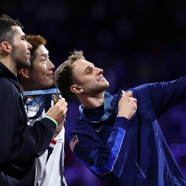 Il rito del selfie sul podio, una ‘fatica’ imposta al bronzo: e gli atleti vendono già i cellulari olimpici