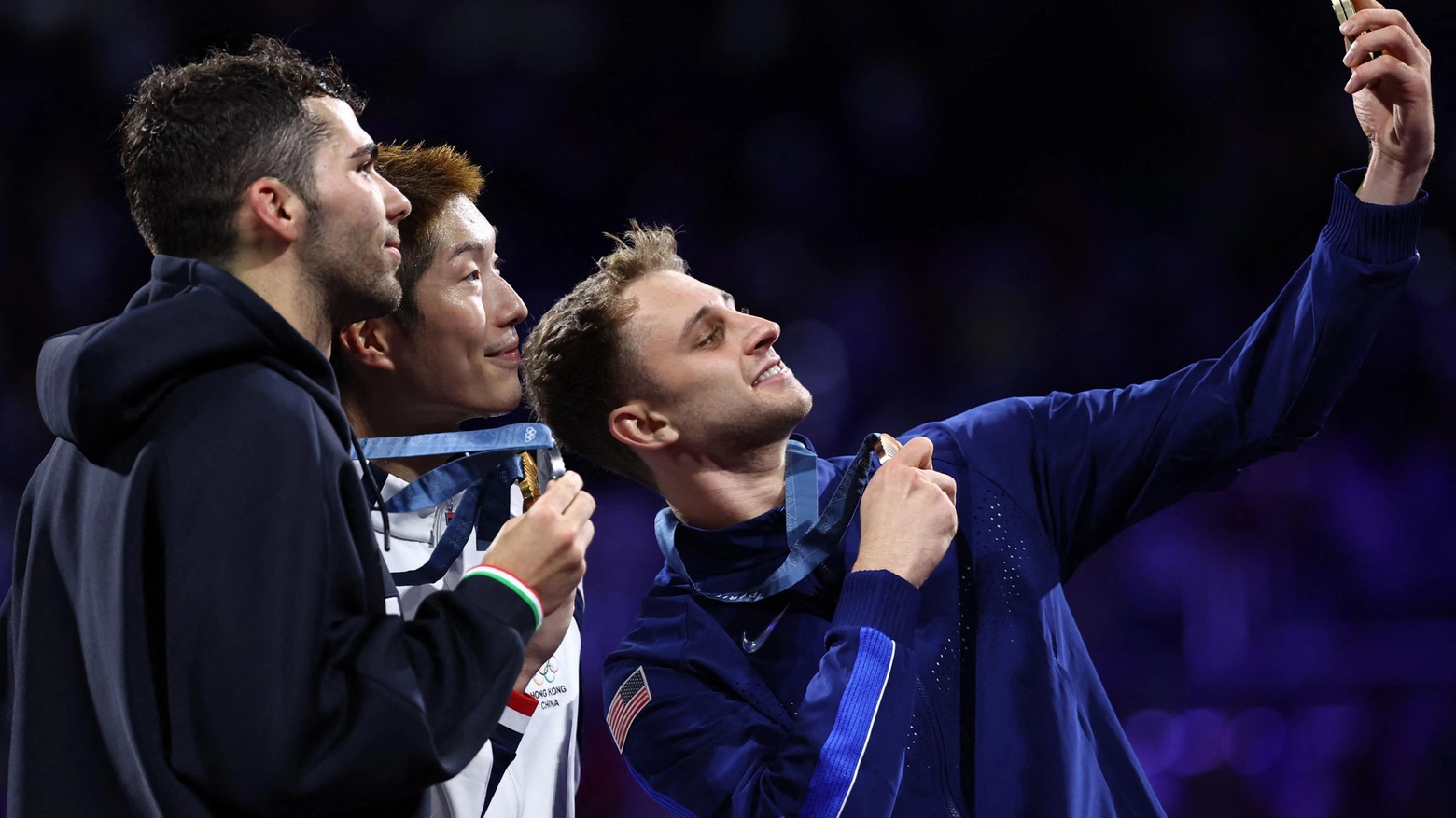 Il podio del fioretto maschile: è il vincitore del bronzo, l'americano Nick Itkin, a scattare il selfie inquadrando anche Filippo Macchi (argento) e Cheung Ka Long di Hong Kong, oro