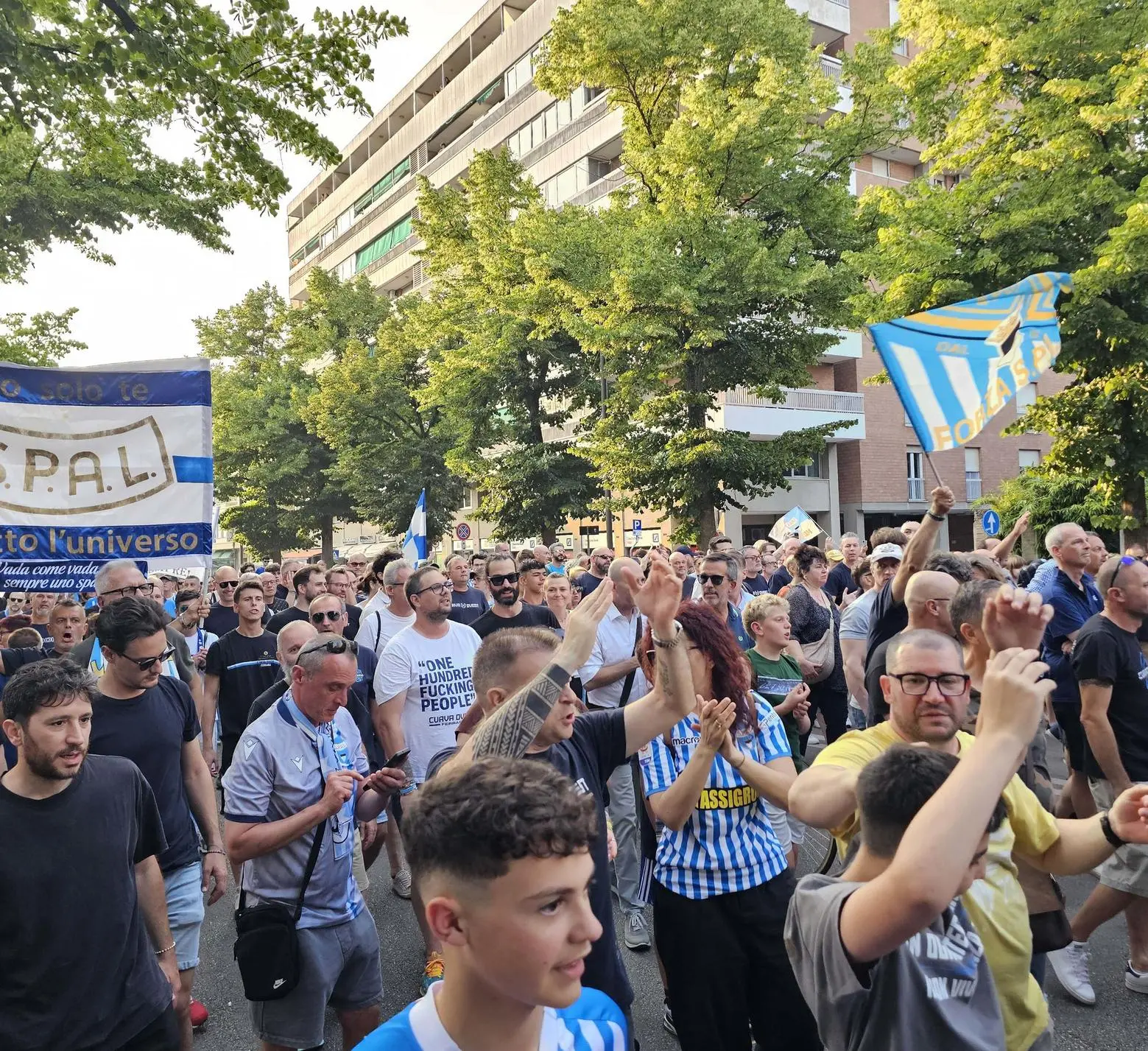 Tutti in piazza per la Spal. Un fiume biancazzurro per difendere i colori: "Ferrara merita rispetto"