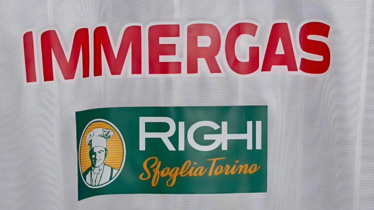 La seconda maglia della Reggiana per i 50 anni della Pallacanestro Reggiana delude i tifosi per i colori e il design, giudicati poco adatti per l'occasione.