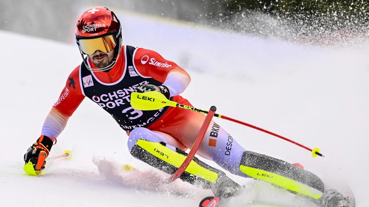 Lo svizzero Loic Meillard guida il gigante notturno di Schladming. De Aliprandini è l'italiano più veloce con l'11° tempo.