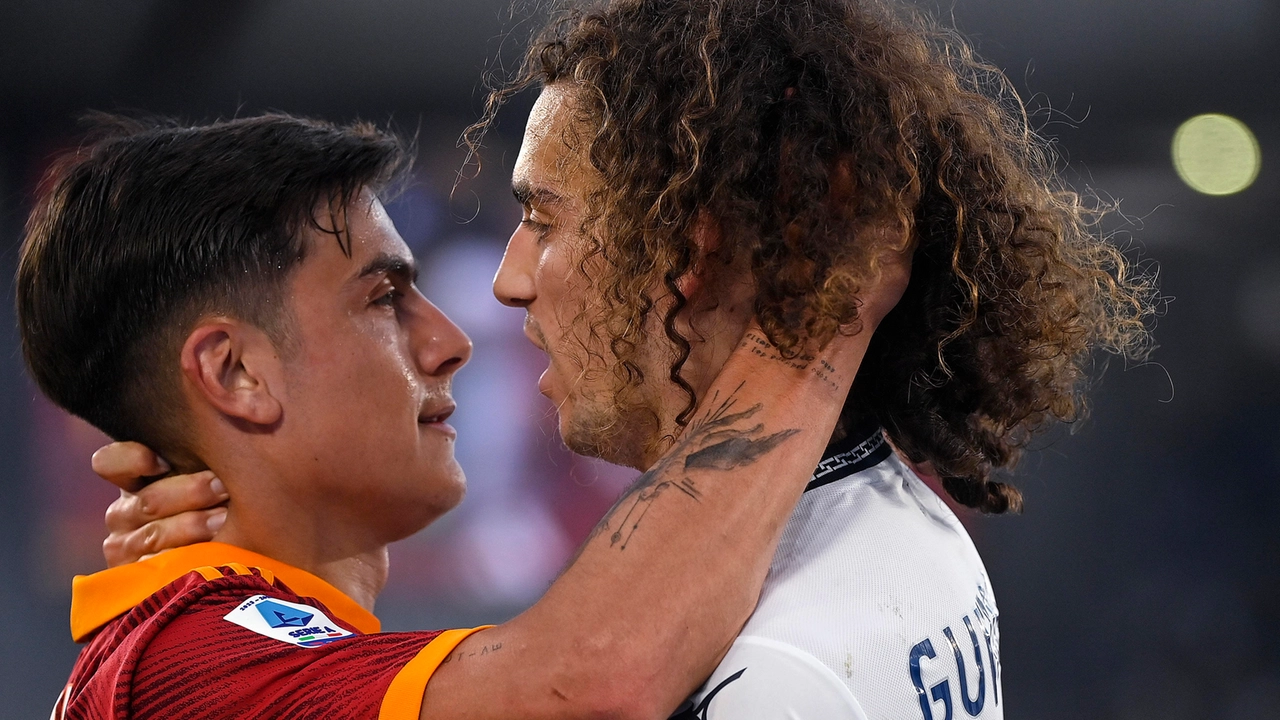 Paulo Dybala e Mattéo Guendouzi durante l'ultimo derby giocato