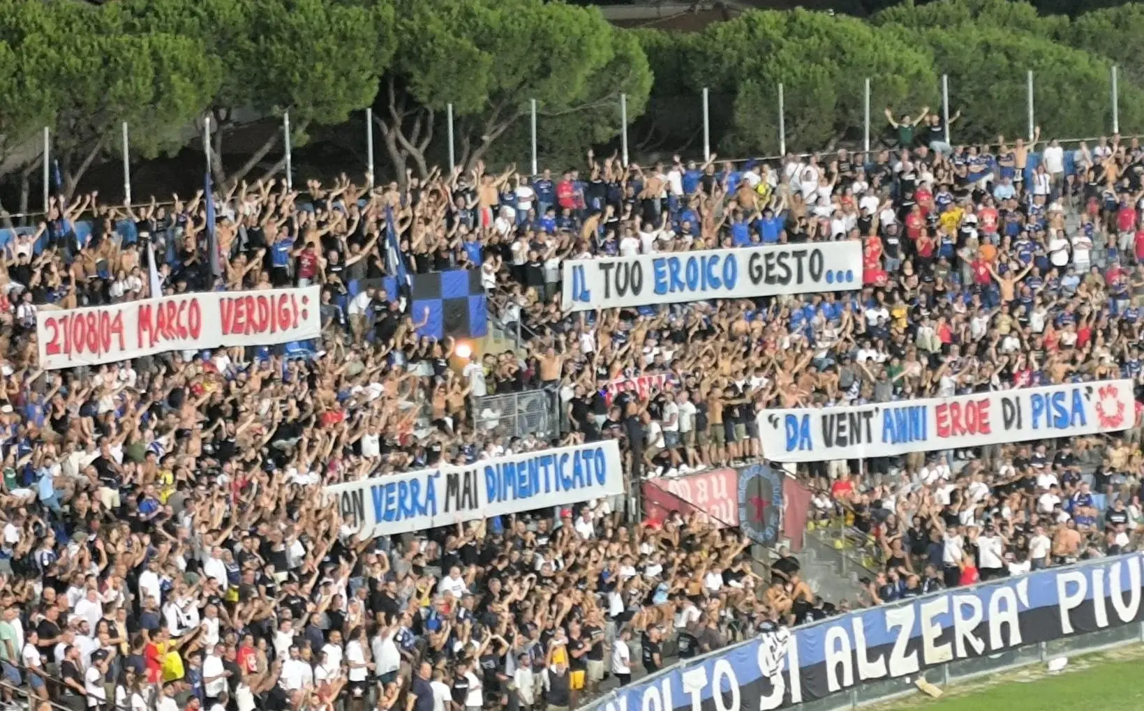 Lo Striscione Omaggio A Verdigi: "Il Tuo Gesto Eroico Per Sempre ...