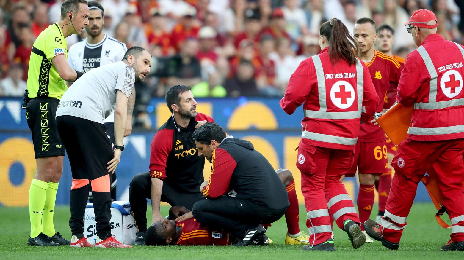 Evan N'Dicka soccorso dai medici durante la partita contro l'Udinese