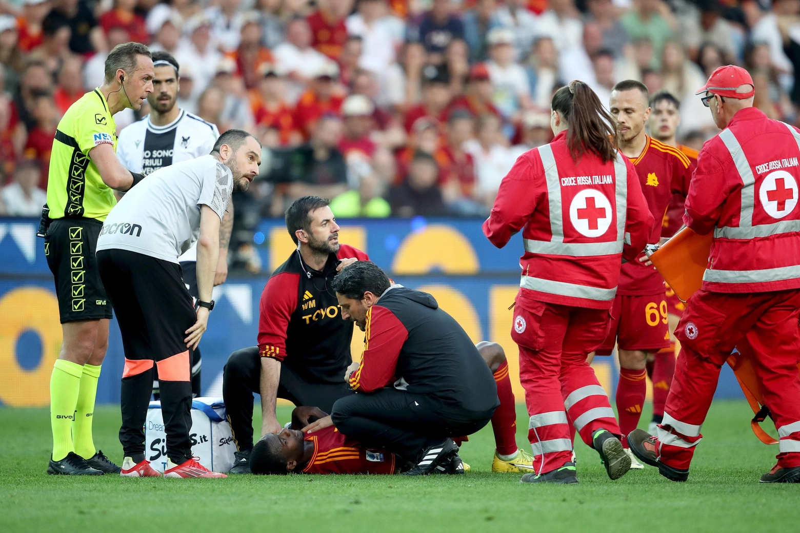 Evan N'Dicka soccorso dai medici durante la partita contro l'Udinese