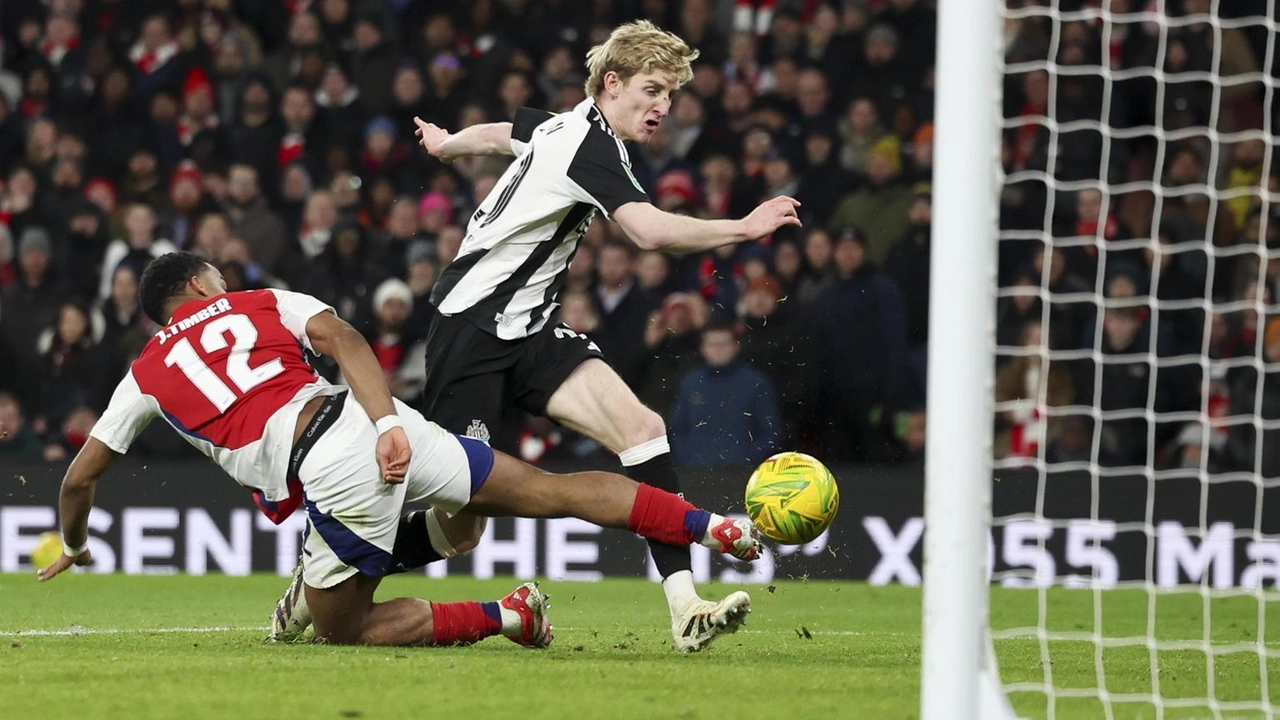 Il Newcastle vince contro l'Arsenal con gol di Isak e Gordon, avvicinandosi alla finale di Wembley.