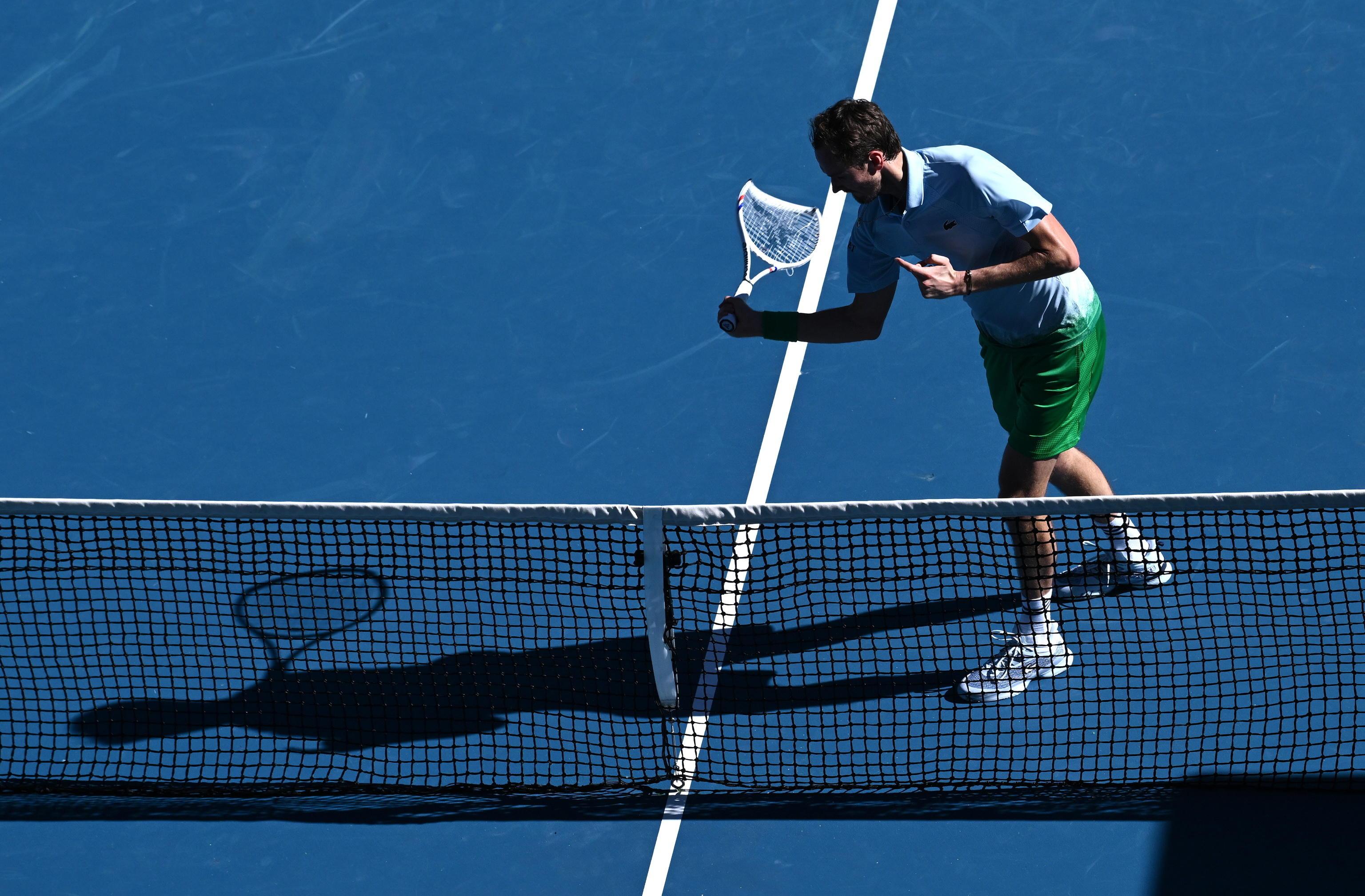 Australian Open, Medvedev fuori controllo: distrugge la telecamera con la racchetta. Cosa è successo