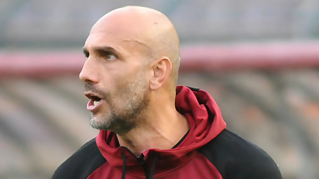 Arezzo affronta il Trapani in un quarto di finale cruciale per l'accesso ai playoff di Serie B. Sfida tra ex e strategie tattiche.