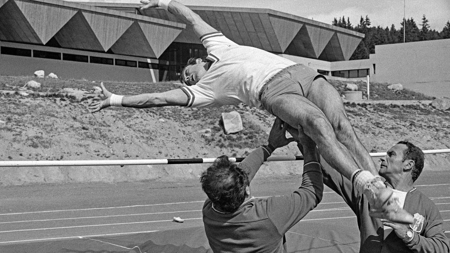 Un atleta prova a imparare il rivoluzionario "Fosbury Flop", inventato da Richard Fosbury