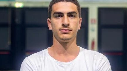 Tommy Palombarini, giovane talento cresciuto nelle squadre di Macerata, è stato scelto come secondo libero dalla Volley Banca Macerata per il campionato di A2. Dopo una stagione da protagonista in Serie C, si prepara a affrontare una nuova sfida di alto livello con determinazione e entusiasmo.