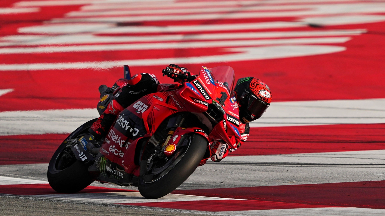 Super Pecco nelle qualifiche: secondo Espargaro, terzo Marc Marquez. Il titolo mondiale si decide nel Gran premio di domenica: dopo la vittoria nella Sprint, Bagnaia accorcia a -19 da Martin