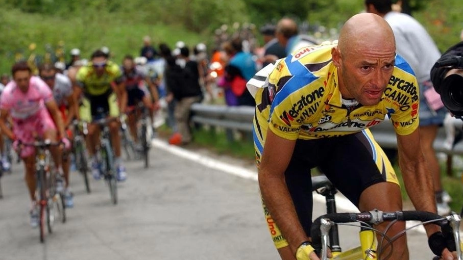 Pantani, Riaperto il caso sulla camorra che lo fermò al Giro nel 1999