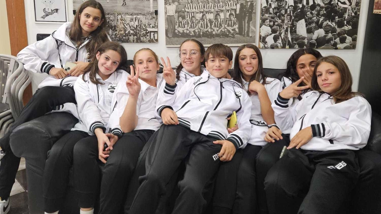 A Siena nasce il Calcio Femminile, un progetto basato sui valori dello sport e della passione per il gioco. Con un'organizzazione solida e un team tecnico competente, il club punta a crescere gradualmente, puntando sulla sostenibilità e la collaborazione con le altre realtà calcistiche del territorio.