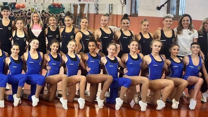 Sette ginnaste della Ginnastica Macerata parteciperanno ai Mondiali di ginnastica aerobica Junior A e B a Pesaro. Arianna Ciurlanti, campionessa italiana, rappresenterà l'Italia ai Mondiali Senior. Preparazione seguita da tecnici di alto livello.