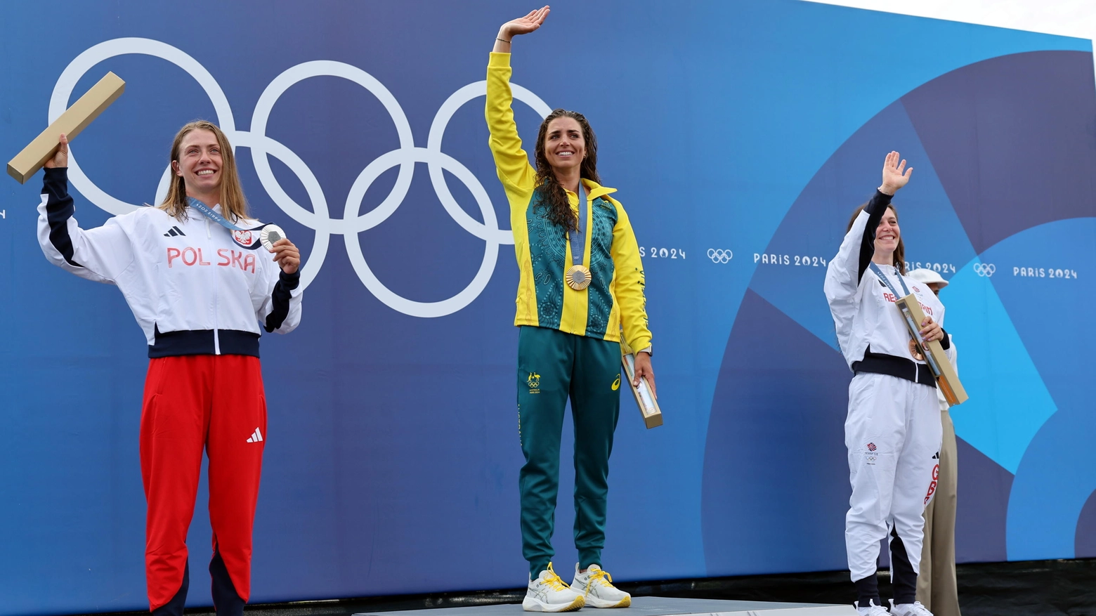 Il podio del kayak femminile alle Olimpiadi di Parigi 2024: le atlete con la medaglia e il 'misterioso' pacchetto (Ansa)