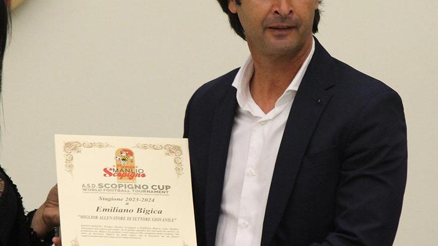 https://sport.quotidiano.net/image-service/view/acePublic/alias/contentid/Njc3NTkxNjItMjllYi00/0/il-premio-scopigno-a-mister-emiliano-bigica.jpeg?f=16:9&w=1200&h=630