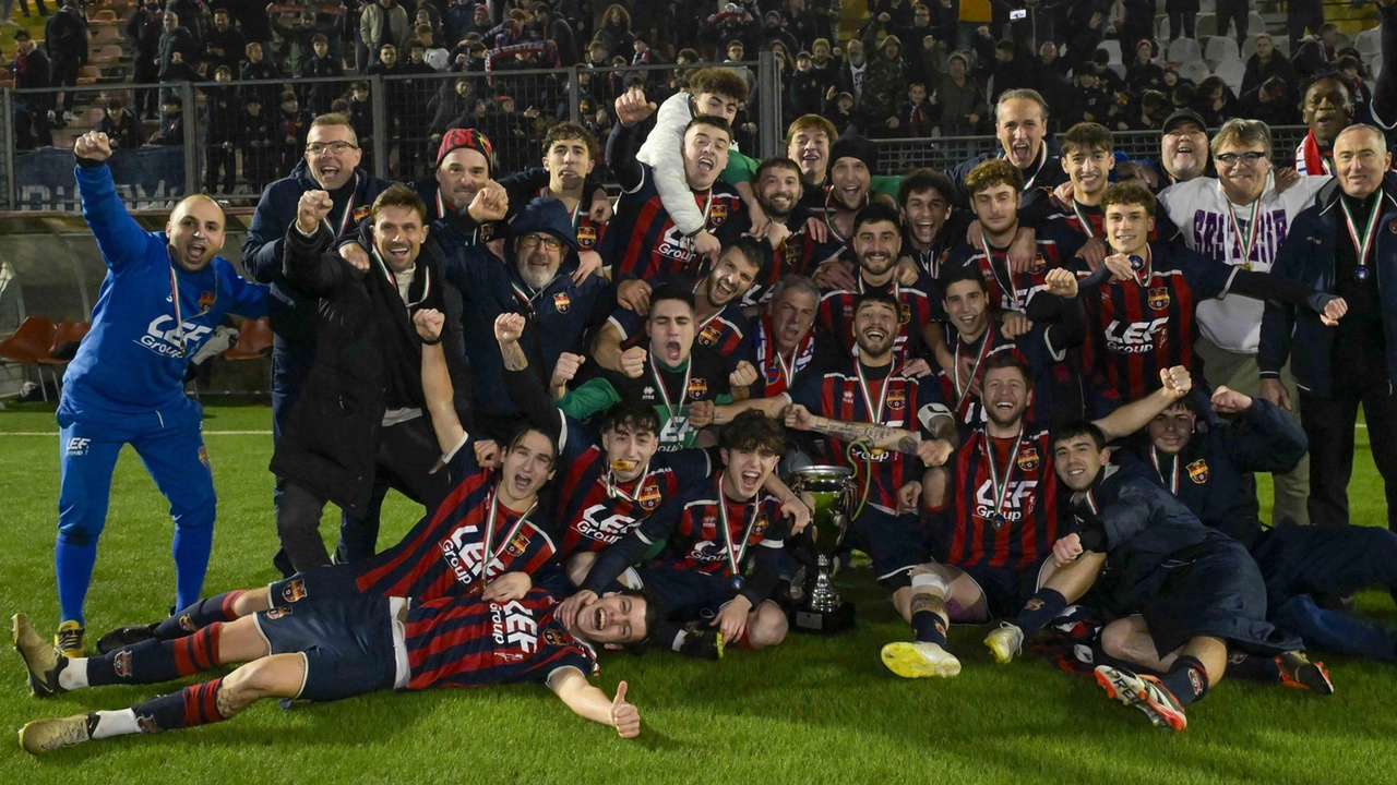 La squadra festeggia in mezzo al campo la conquista della Coppa Italia Regionale di Eccellenza: ora la fase nazionale