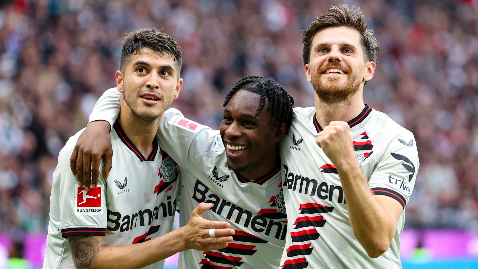 Jeremie Frimpong, Leverkusen, esulta con i compagni dopo il gol del 1-4 all'Eintracht