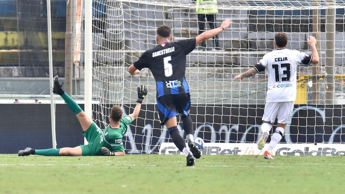 https://sport.quotidiano.net/image-service/view/acePublic/alias/contentid/NjdkMzAyYWEtZTZjMS00/0/la-rete-di-canestrelli-al-38-che-vale-il-raddoppio-del-pisa-foto-roberto-cappello.jpeg?f=16:9&w=1200&h=630