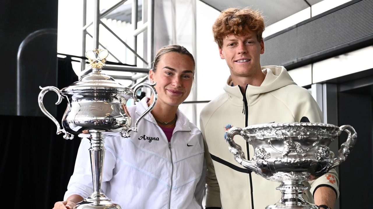 Jannik Sinner, vincitore dello scorso anno, partecipa ai sorteggi dell'Australian Open e parla della preparazione a Dubai.