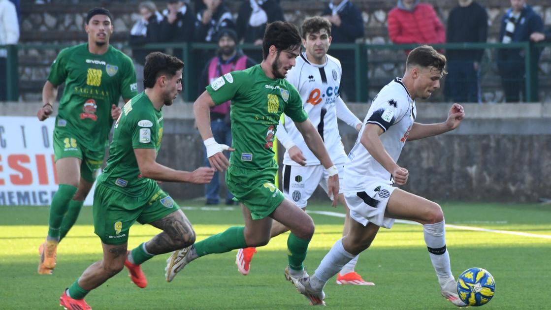 Serie B, Carrarese straripante contro il Cesena: finisce 2 0