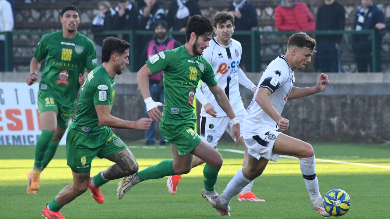 Carrarese-Cesena, un momento della partita (Foto Delia)