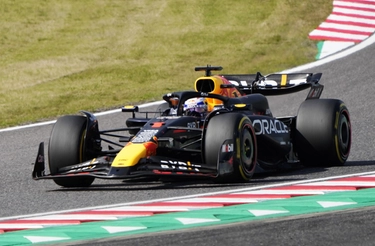 Verstappen vince il Gp del Giappone: doppietta Red Bull, Perez è secondo. Ferrari a podio con Sainz