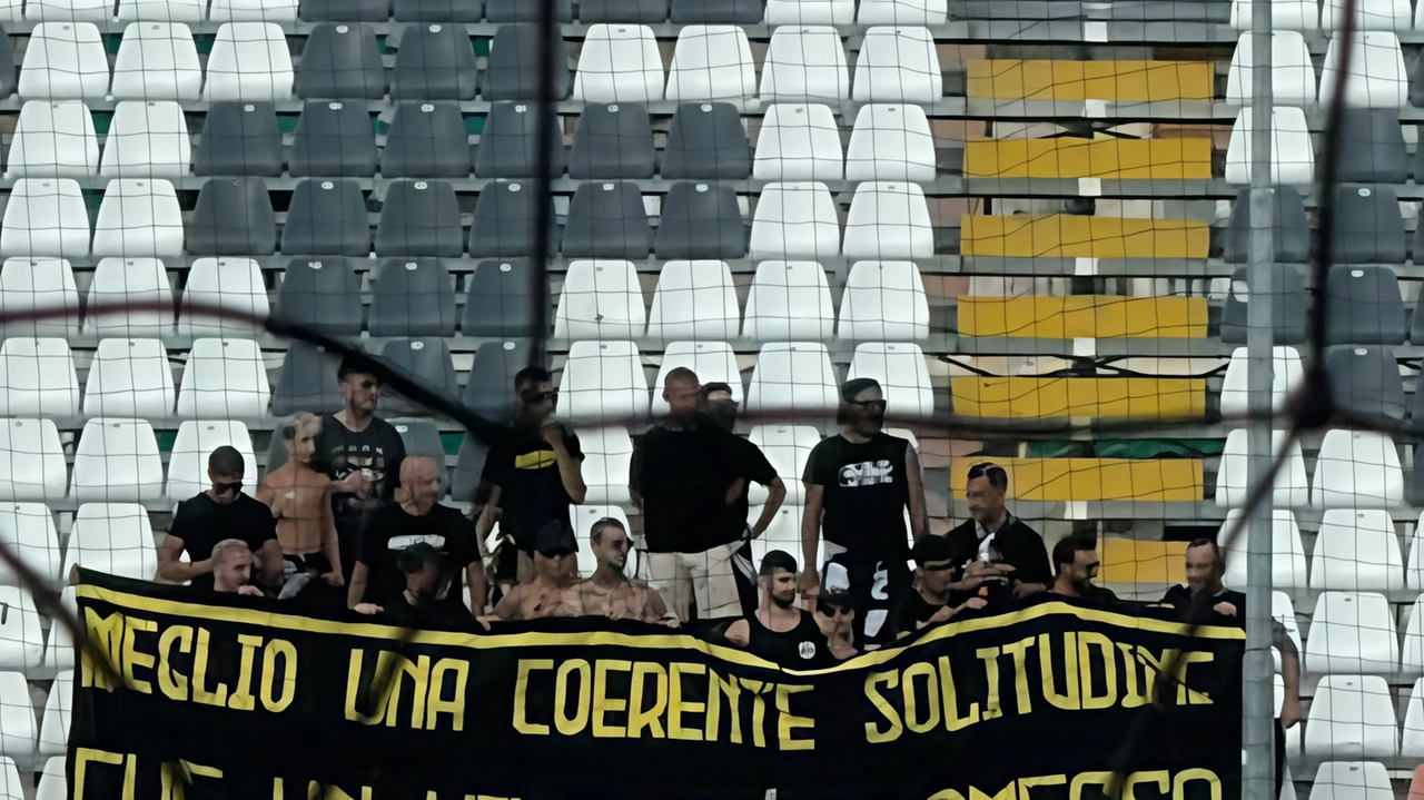 Le reazioni di società e tecnico. L’allenatore: "Dobbiamo imparare da questa sconfitta, le partite si vincono anche così"