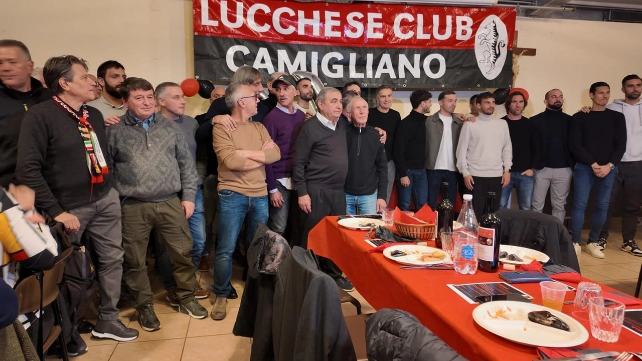 Tifosi del club Camigliano e tanti ex giocatori rossoneri presenti per l’occasione alla serata del quarantesimo della fondazione del sodalizio