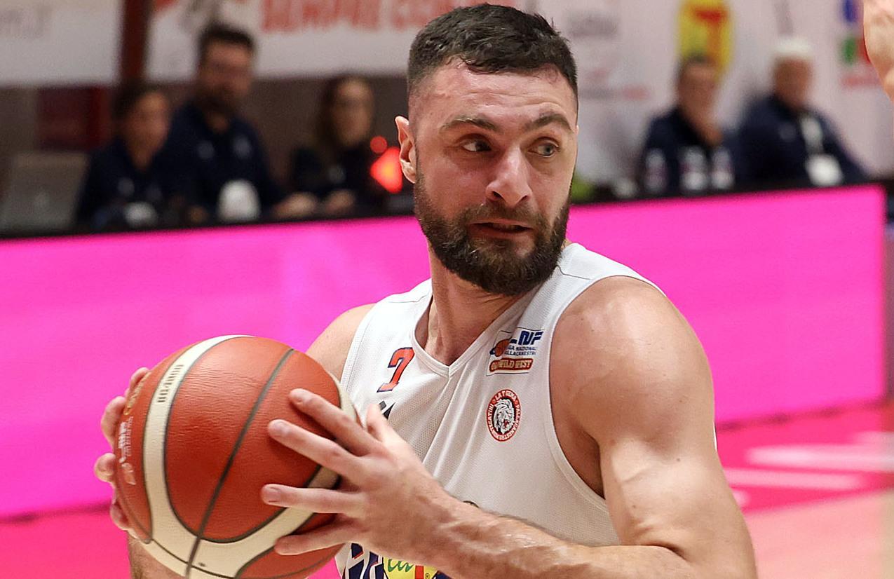 https://sport.quotidiano.net/image-service/view/acePublic/alias/contentid/Njk0NjMwYjQtZGY3Yi00/0/toscano-dice-addio-va-alla-virtus-roma.jpeg