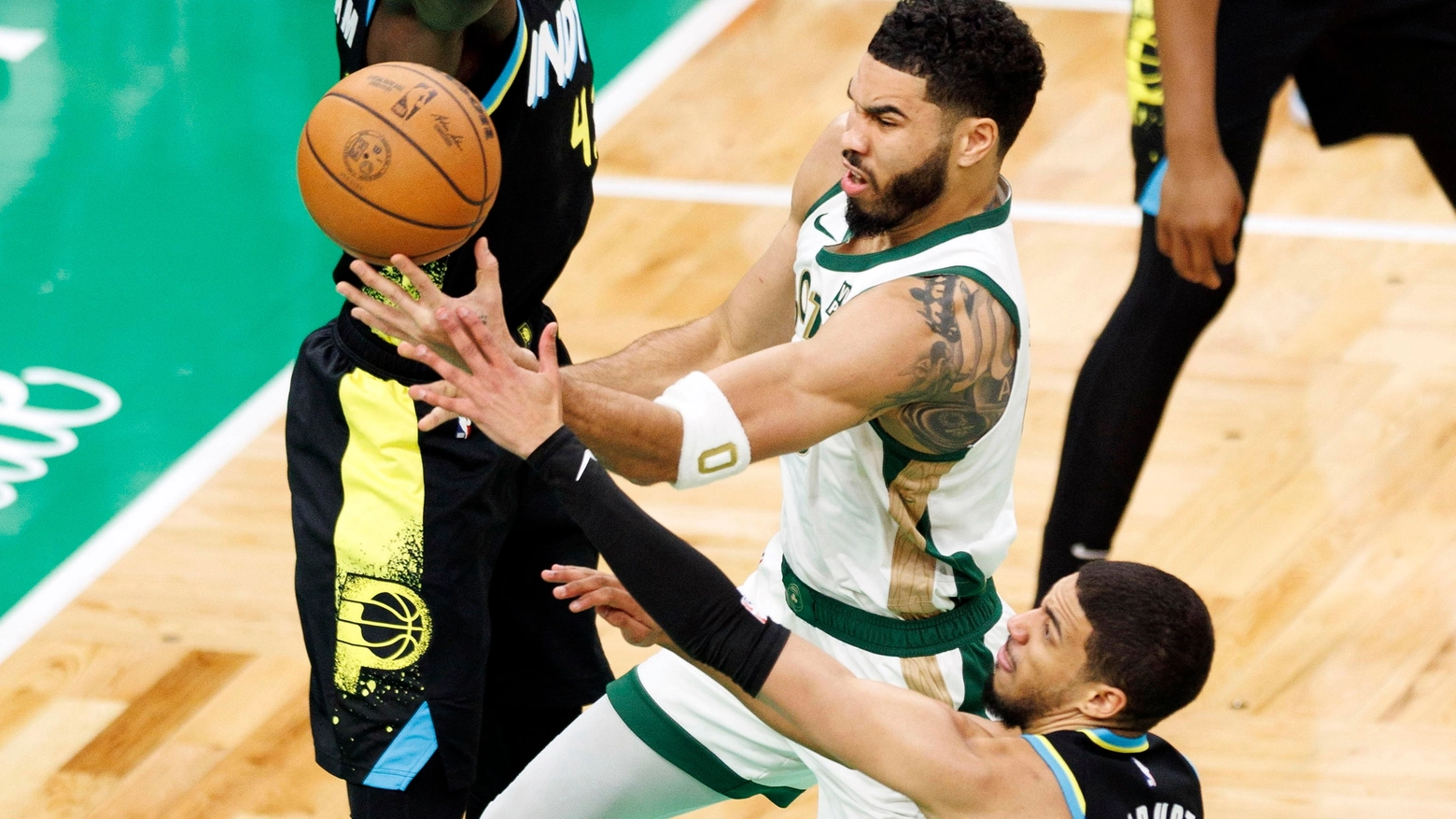 Tatum in azione contro Indiana