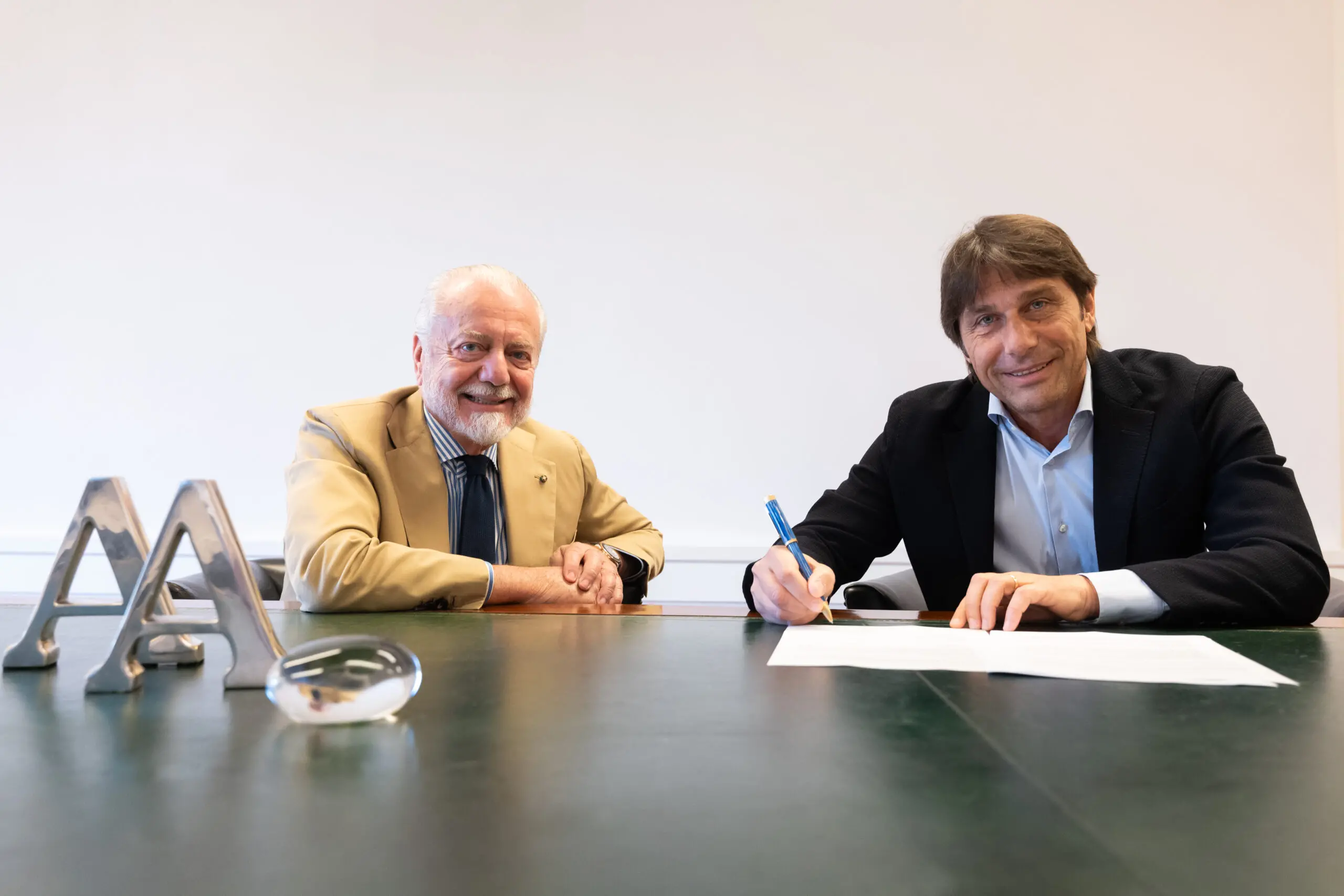 Napoli-Conte, è ufficiale. De Laurentiis: “Benvenuto Antonio”. Il tecnico: “Piazza di importanza globale”